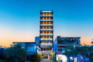 G8 Riverside Hotel & Rooftop Skybar