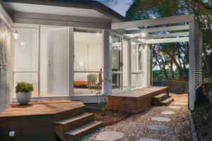 Sunlit Coastal Haven - 850m to Beach