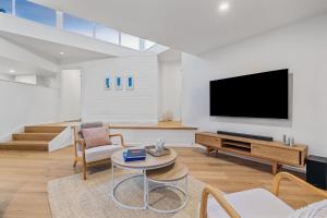 Sunlit Coastal Haven - 850m to Beach