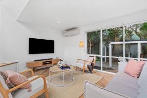 Sunlit Coastal Haven - 850m to Beach