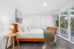 Sunlit Coastal Haven - 850m to Beach