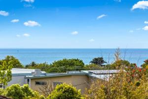 Beach House Retreat - Sea and Mountain Views