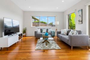 Beach House Retreat - Sea and Mountain Views