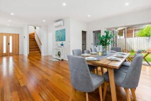 Beach House Retreat - Sea and Mountain Views