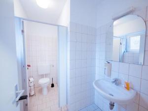 Monteurwohnung-fuer-8-Personen-in-Guelzow-WLAN-Aufenthaltsraum-Parkplatz-Naehe-Hamburg-RZ02a