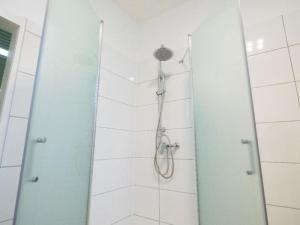 Monteurwohnung-in-Guelzow-fuer-bis-zu-7-Personen-mit-WLAN-Parkplatz-Gemeinschaftskueche-GWHE1301