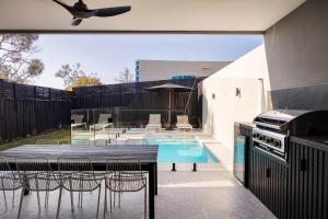 The Grey House - Luxe Entertainer with Heated Pool