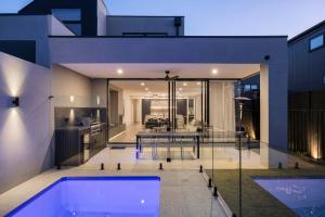 The Grey House - Luxe Entertainer with Heated Pool