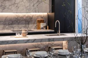 The Grey House - Luxe Entertainer with Heated Pool