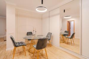 Chic Modern Apt - Netflix & Work-Friendly