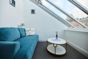 The Hampstead Getaway - Charming 5BDR Home with Conservatory