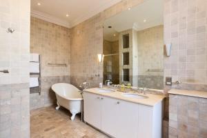 The Hampstead Getaway - Charming 5BDR Home with Conservatory