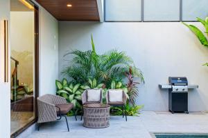 The Ocean Friends 2BR Villa Pool, Workspace & Jacuzzi in Perenenan