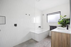 Coastal Beach Home - 50m to Beach - Pet Friendly