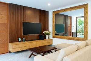 The Ocean Friends 2BR Villa Pool, Workspace & Jacuzzi in Perenenan