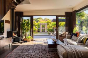 Shambala Dana - Balinese Inspired Villa with Pool