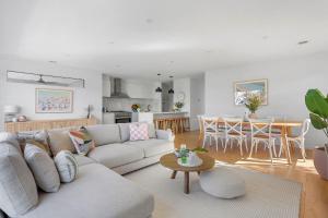 Modern Coastal Beach House - Rye Entertainer