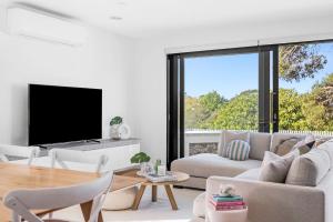 Modern Coastal Beach House - Rye Entertainer