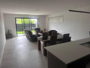 Queen Room in Peaceful and Modern House - OR8