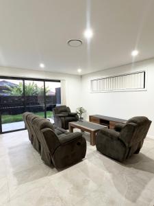 Queen Room in Peaceful and Modern House - OR8