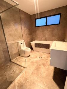 Queen Room in Peaceful and Modern House - OR8