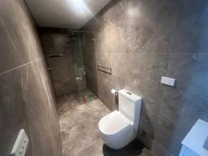 Queen Room in Peaceful and Modern House - OR8