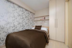 SkyView Comfortable Apartment with Balcony in the City Center by Noclegi Renters