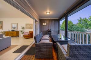 Roseys Cottage - 600m to Beach & Mountain Views