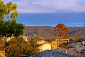 Roseys Cottage - 600m to Beach & Mountain Views