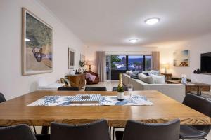 Roseys Cottage - 600m to Beach & Mountain Views