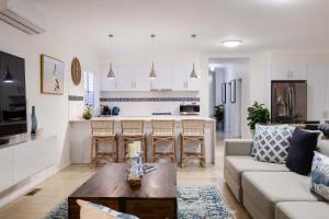 Roseys Cottage - 600m to Beach & Mountain Views