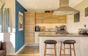 2 Bed Flat with Private Balcony by Hostroo