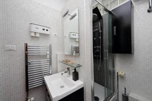 Stazione Trastevere 3BR Flat by Flatinrome