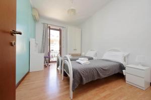Stazione Trastevere 3BR Flat by Flatinrome