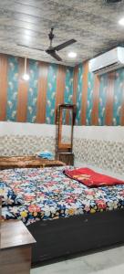 Kanha ji 5 star PG family 12 rooms near lord Krishna temple free pick up service also Activa rent