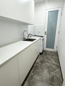 Cozy Queen Room in Modern Home! - OR3