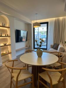 Luxury apartment 70m2 with 2 bedrooms ,balcony and jacuzzi , Downtown Thessaloniki