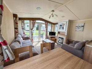 Lovely Caravan With Decking At Broadland Sands, Suffolk Ref 20302Bs
