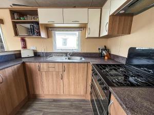 Cosy Caravan At Broadland Sands Holiday Park Ref 20012Bs