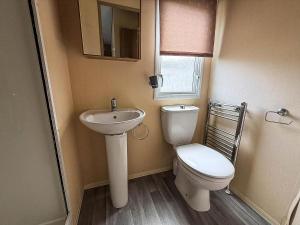 Cosy Caravan At Broadland Sands Holiday Park Ref 20012Bs