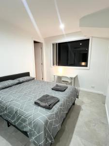 Queen Room in Modern House with Attached Bathroom - OR5