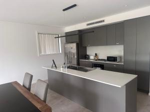 シドニー Queen Room in Modern House with Attached Bathroom - OR5 シングルルーム ロビー