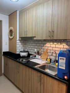 Aesthetic walking distance to MOA,near NAIA AIRPORT with NETFLIX,MINIVIDEOKE,BOARDGAMES-DUXE5