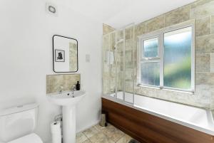 Spacious 4-Bed Home in Bath with Garden