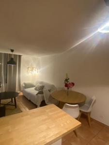 By Elodie T2 cosy vieux Hyères-Parcours des arts