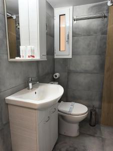 Byrons Corner Chic Athenian Hideaway