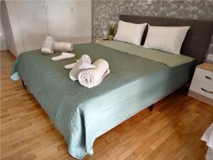 Byrons Corner Chic Athenian Hideaway