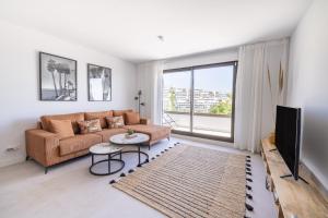 AR3 Stylish new apartment in Estepona with pool, gym and garage