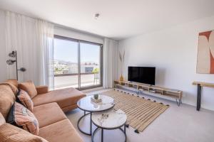 AR3 Stylish new apartment in Estepona with pool, gym and garage