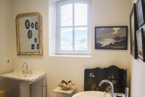 Maisons de vacances Holiday Home in Lourmarin Stunning View of the Chateau : photos des chambres